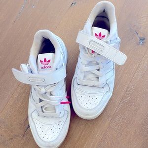 Women's Forum Low Casual Sneakers from Finish Line. Condition : Used